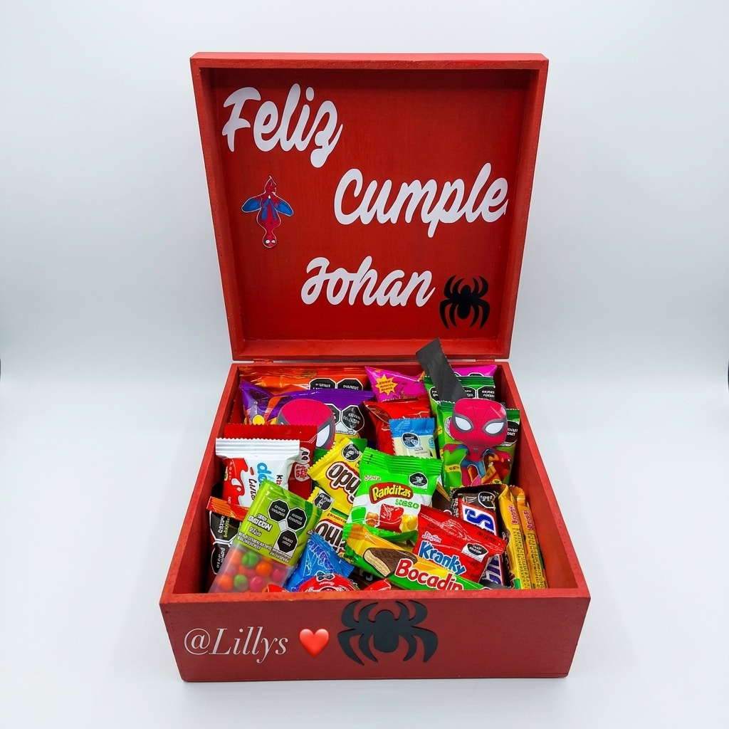 Caja roja con mensaje y variedad de golosinas.