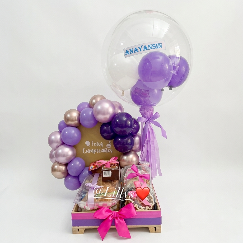 Base con arco de globos morados, regalos y globo transparente.
